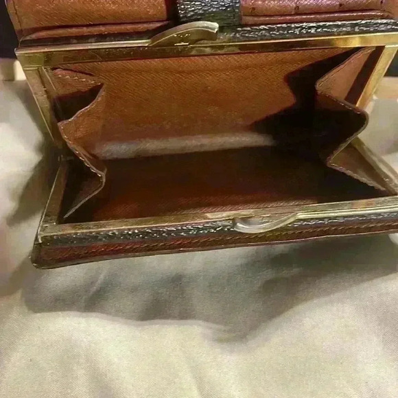 Louis Vuitton Kiss Lock Wallet - Picture 4 of 15